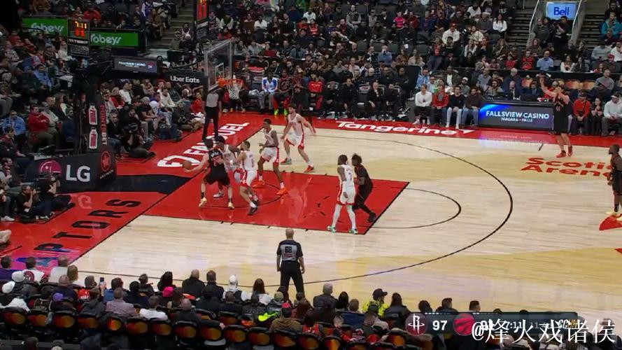 申京三分线外精准长传，助攻阿门底线空切双手空接暴扣